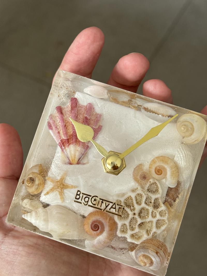 057 Miniature Seashell Epoxy Clock – Ocean-Inspired Table Decor