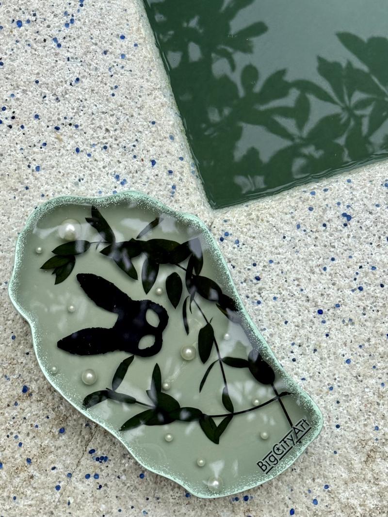 🐰 071 Epoxy Resin Tray — Bunny Mask & Leaves Design